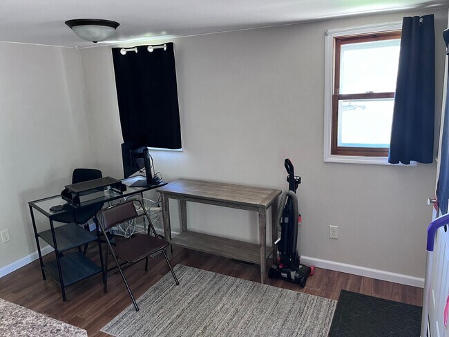 Building Photo - $925| 1BD 1BA| 413 Long St | Available 08/...