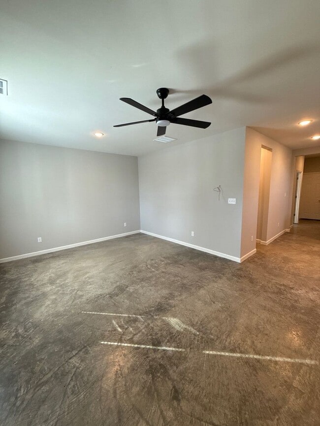 Building Photo - 1046 Greenlaw Ave