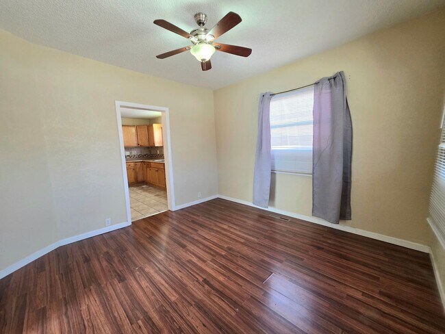 Foto del edificio - 1411 E Orman Ave