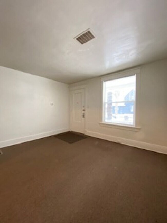 Foto del edificio - 3 Bedroom Duplex with Fenced in Yard and D...
