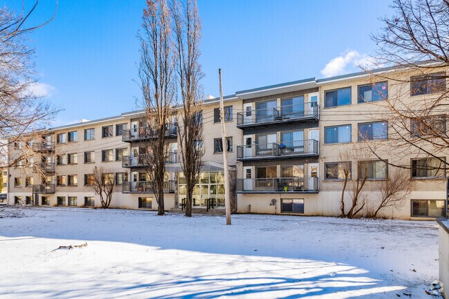 Photo du bâtiment - 9400 Rue Centrale