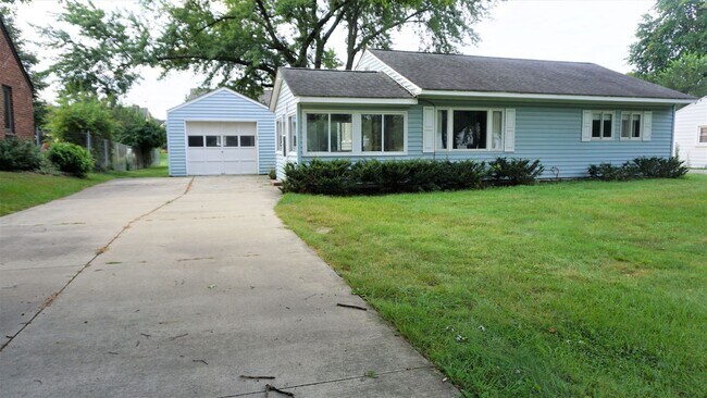 Building Photo - Cute 2 Bedroom Ranch within Walking Distan...