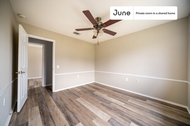 Foto del edificio - Private bedroom in 4 bed/2.5 bath Home