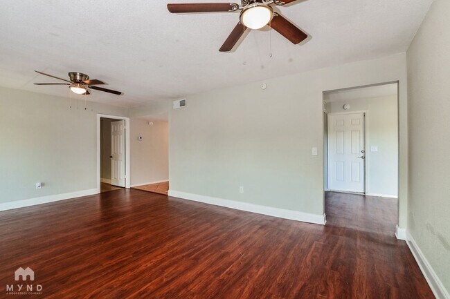 Building Photo - 209 Banyan Ct