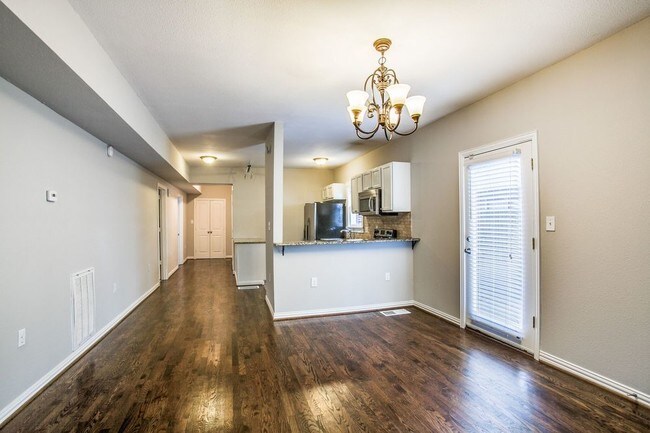 Building Photo - Bishop Arts Beautiful 2 Bedroom