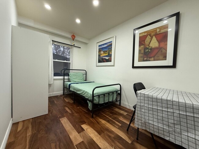 Building Photo - 10-537 Steeles Aveneue west Toronto ON M2M3Y1