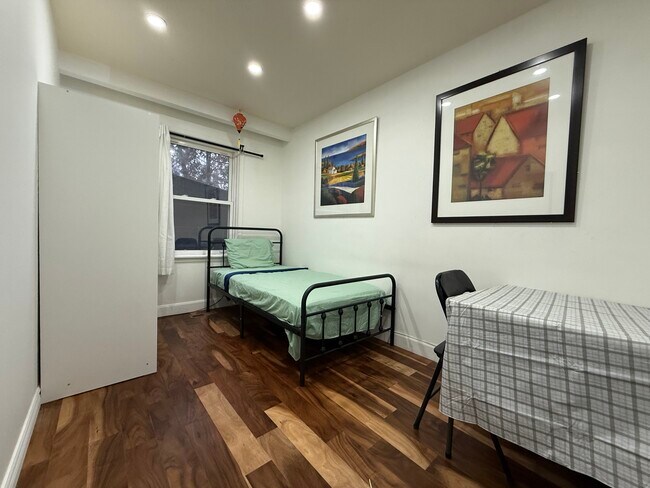 Photo du bâtiment - 10-537 Steeles Avenue west Toronto ON