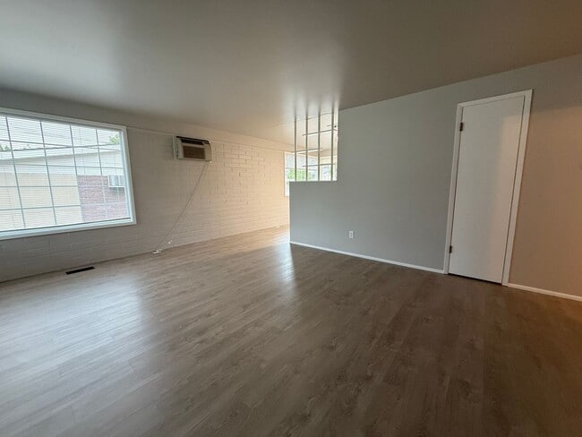 Foto del edificio - 4210 W Chestnut Ave