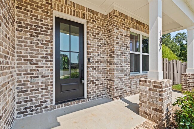 Foto del edificio - Charming and Spacious 4-Bedroom Home with Bonus Room and Private Backyard