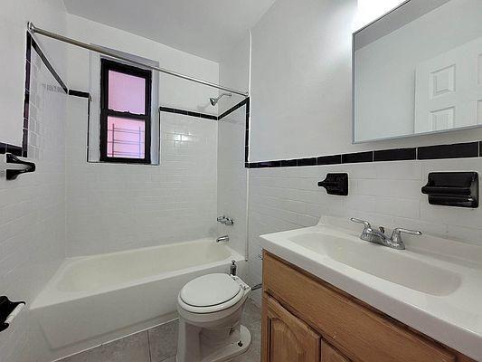 Foto del edificio - 2 bedroom in BRONX NY 10465