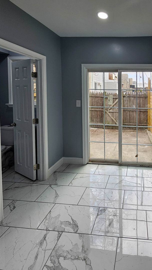 Building Photo - New Price!