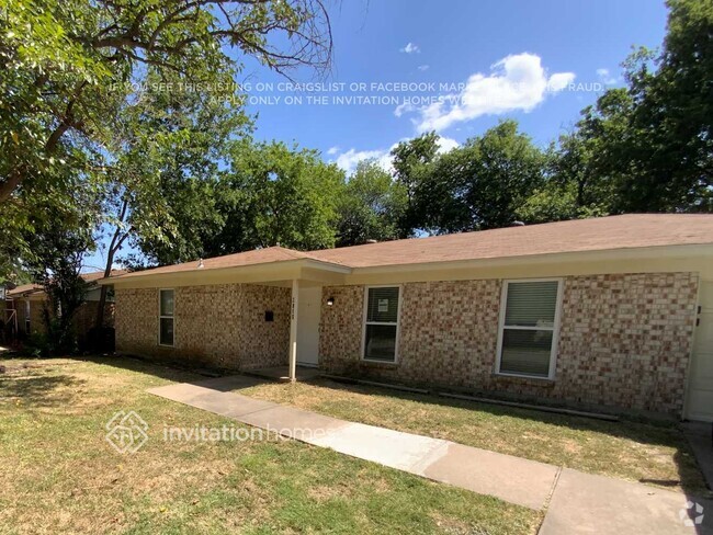 Building Photo - 2805 Ladona Dr