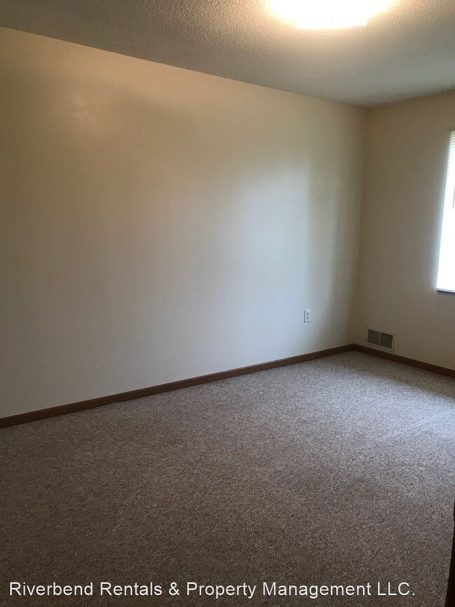 Building Photo - 1049 Evergreen Ln