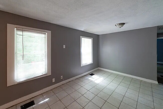 Foto del edificio - 572 Alfred Rd NW