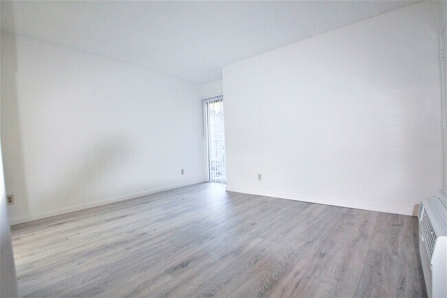 Building Photo - 356 W Doran St