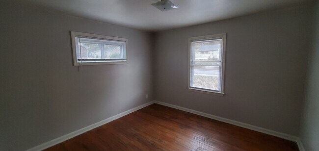 Building Photo - 2 Bedroom 1 Bathroom House!