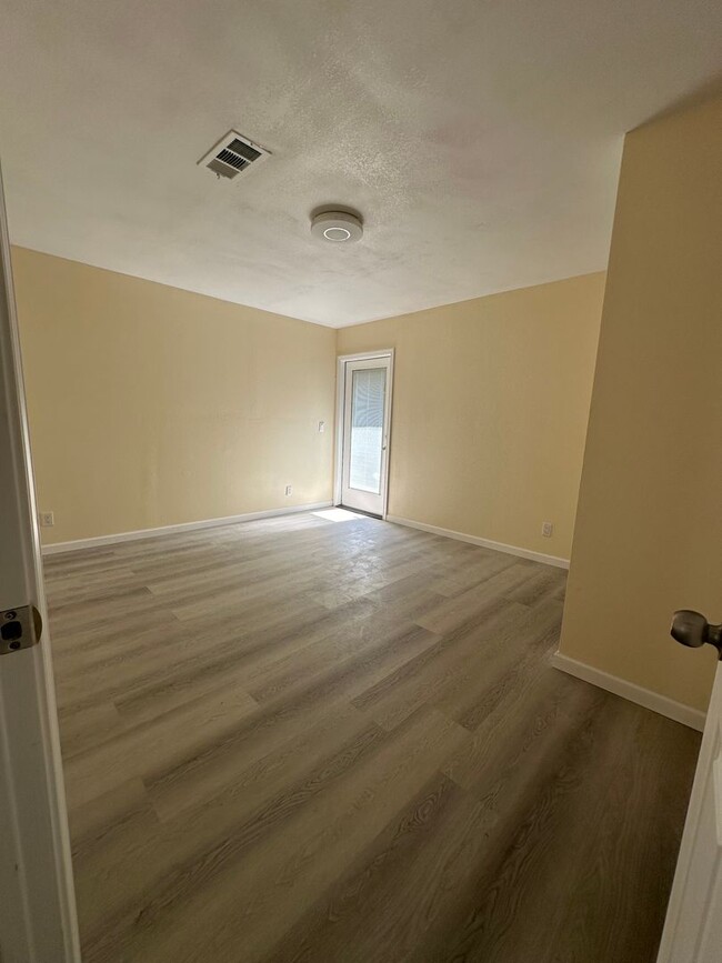 Building Photo - LOCATION, LOCATION 3bedrooms and 2 baths G...