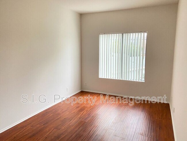 Building Photo - 1441 N Edison Blvd