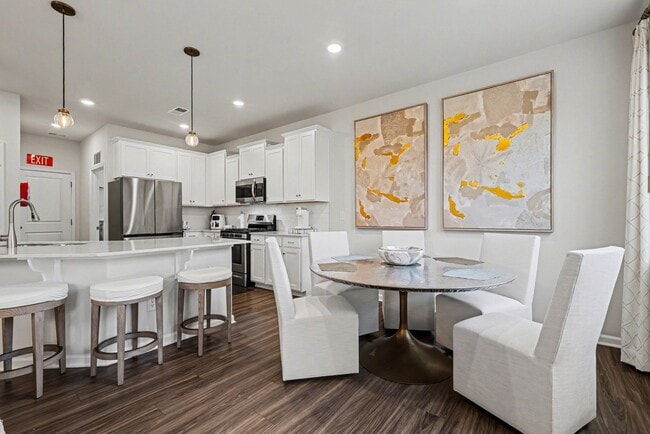 Foto del edificio - 15216 Lake Ridge Rd