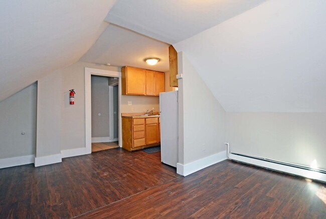 Building Photo - Updated Studio Unit - Available Now!