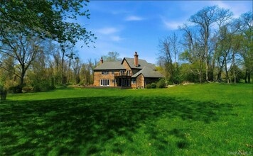 Building Photo - 9 Locust Woods Dr