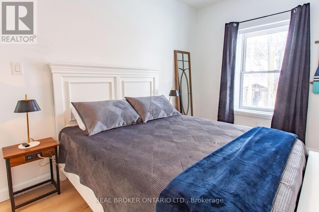 Building Photo - 97 Albert St S