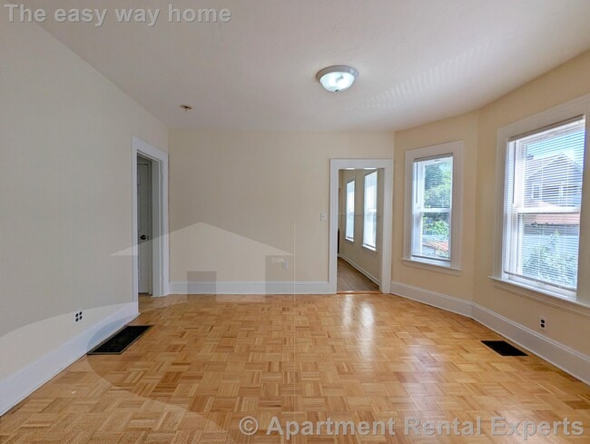 Building Photo - Everett 2 Bedroom
