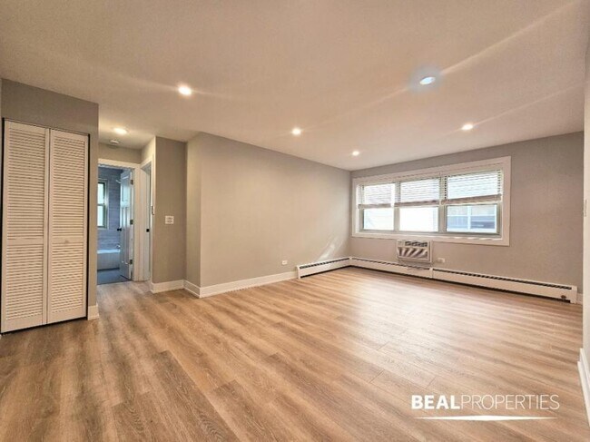 Building Photo - 1 bedroom in CHICAGO IL 60657