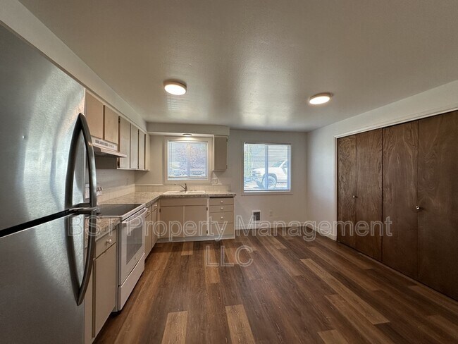Foto del edificio - 740 N Main St