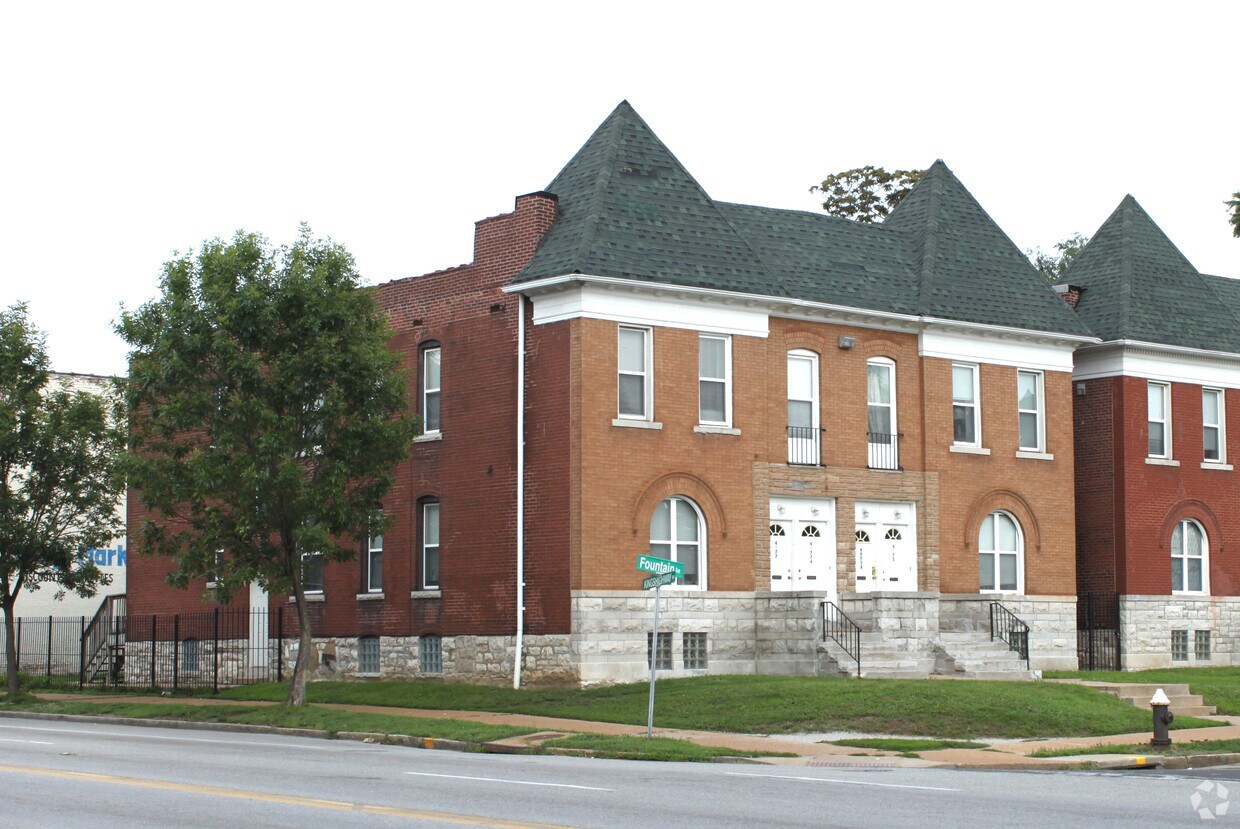 Building Photo - 4975 Fountain Ave