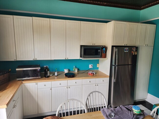 Building Photo - Mid term rental and rooms available in a S...