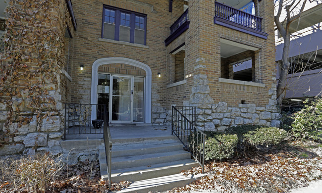 4726 - 4734 Summit St - Green Gables Apts
