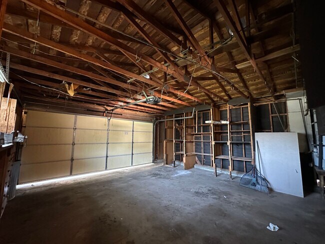 Foto del edificio - SW Visalia Home coming soon!!
