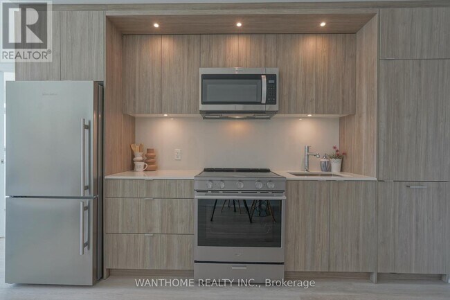 Building Photo - 20 Inn On The Pk Dr