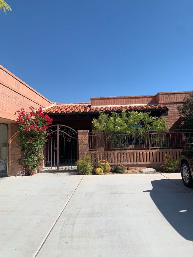 Foto del edificio - Gorgeous Foothills Single Family Home 2 Be...