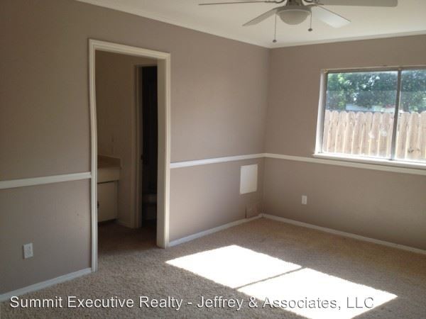 Building Photo - 2111 General Mouton Dr