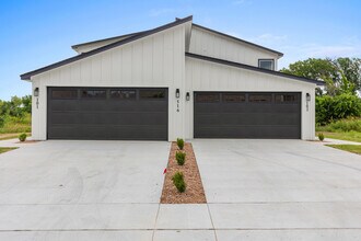 Building Photo - 516 Paso Fino St
