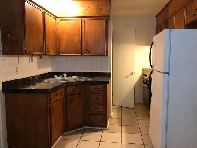 Building Photo - 1 bed 1 bath dupex
