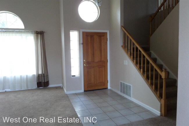 Building Photo - 800 Kings Canyon Ct