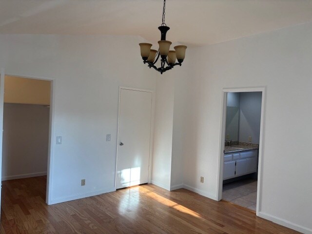 Dormitorio principal con vestidor - 8724 Edmonton Pl