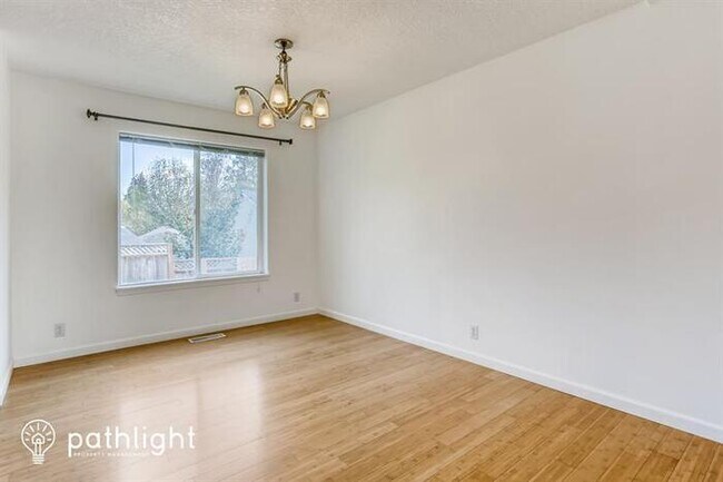 Foto del edificio - 2056 NE Coburn Dr, McMinnville, OR, 97128