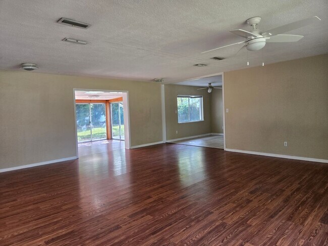 Foto del edificio - 4/2 (Madison Park) Nice home in quiet neighborhood