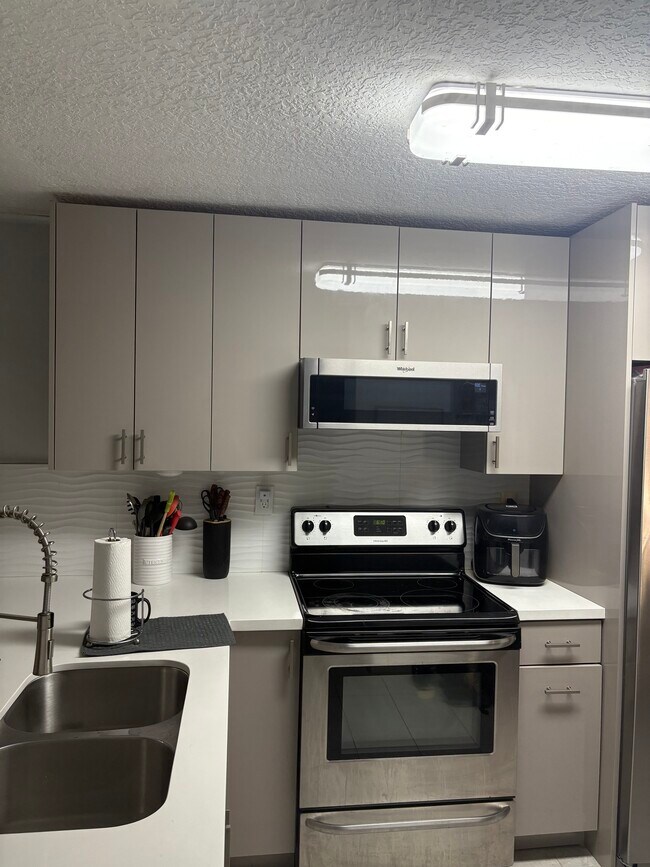 Building Photo - 214 City View Dr