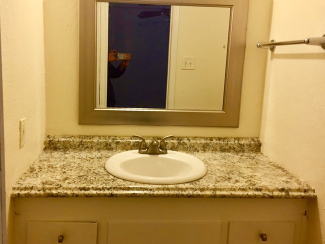Foto del edificio - 410 E 6th St