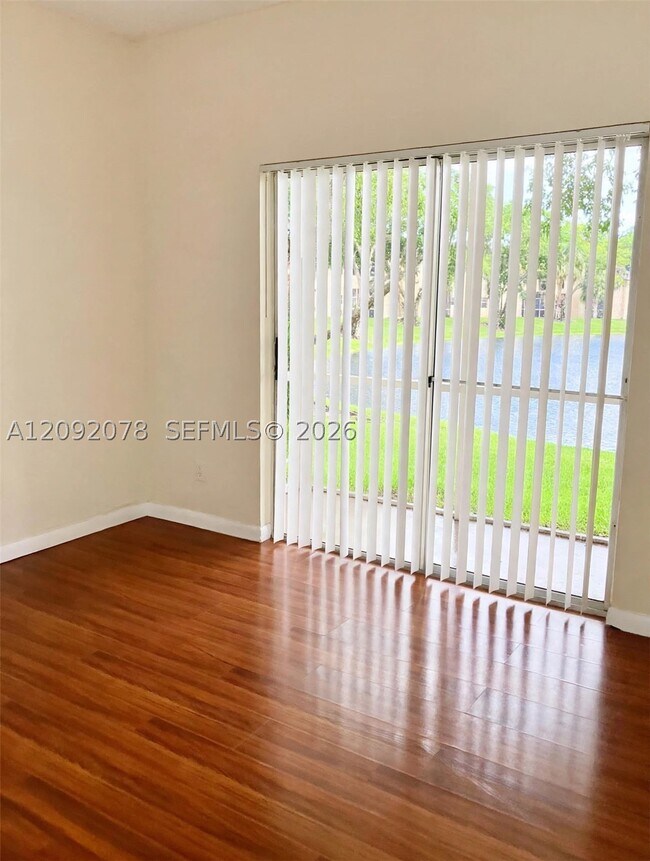 Foto del edificio - 631 Cypress Lake Blvd