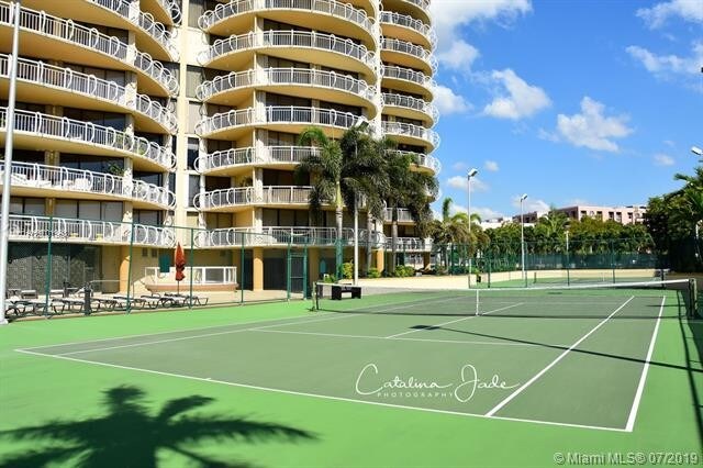 Building Photo - 2843 S Bayshore Dr  6D