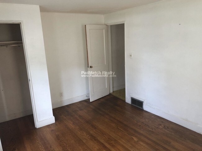 Building Photo - 3 bed 1 bath, first floor