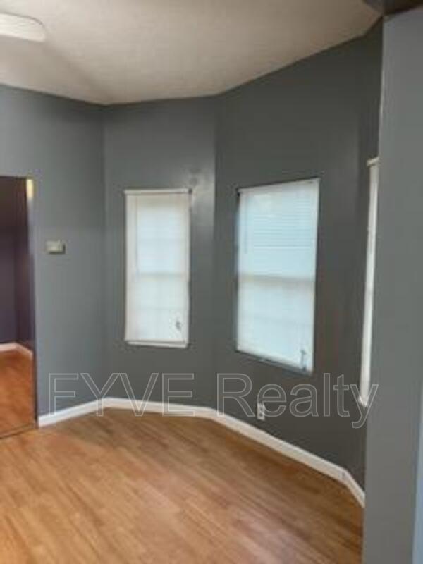 Building Photo - 2327 Woodbine Ave