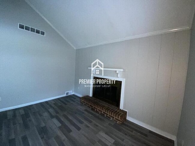 Building Photo - 3401 Hanna Dr