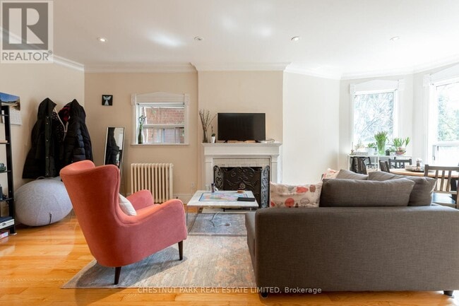 Building Photo - 110 Lowther Ave